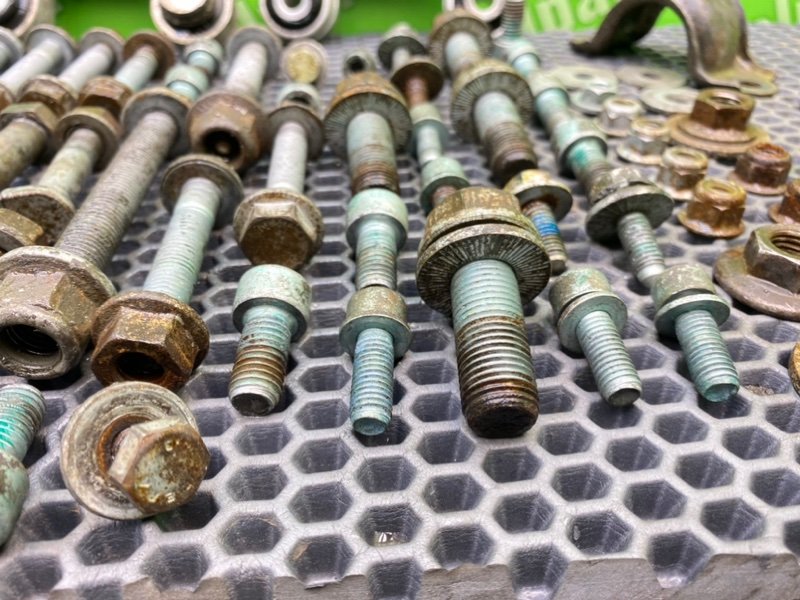 Болты подвески, 2000 рублей, Калининград