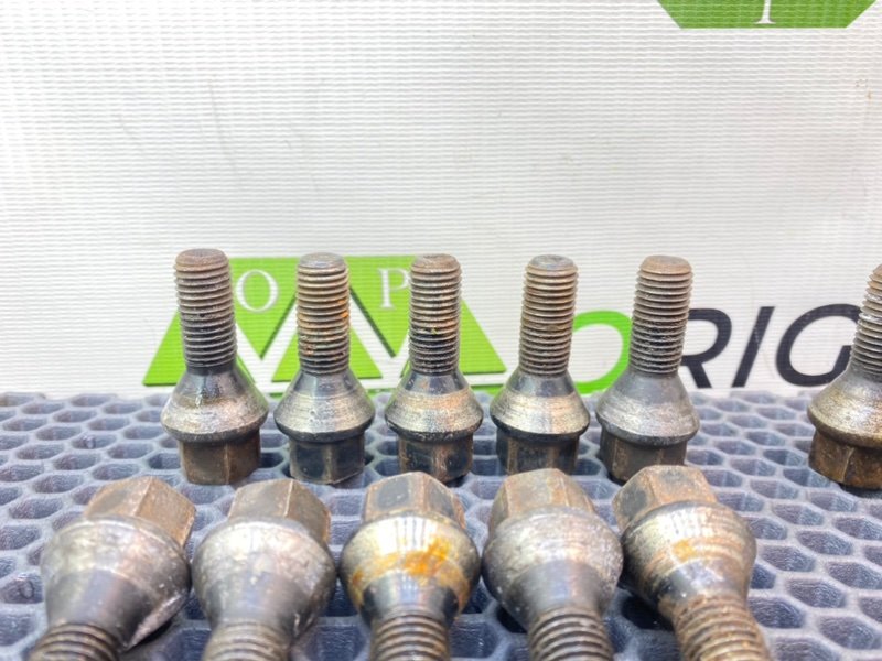 Колесные болты, 2000 рублей, Тверь