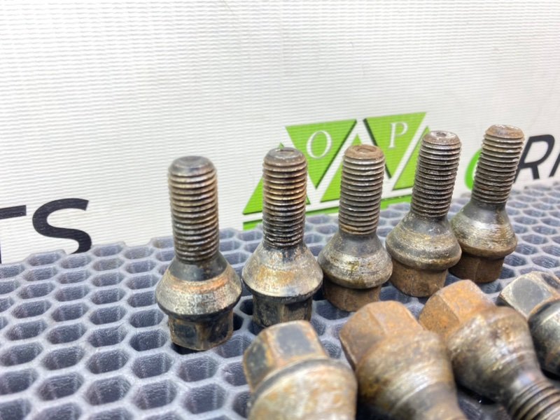 Колесные болты, 2000 рублей, Тверь