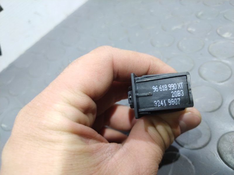 Кнопка обогрева сидений, 600 рублей, Красноярск