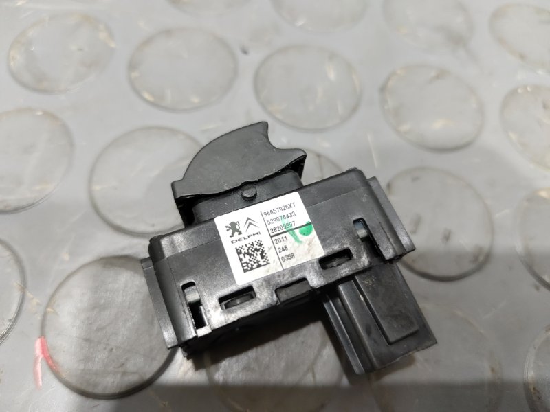 Кнопка стеклоподъемника, 1000 рублей, Красноярск