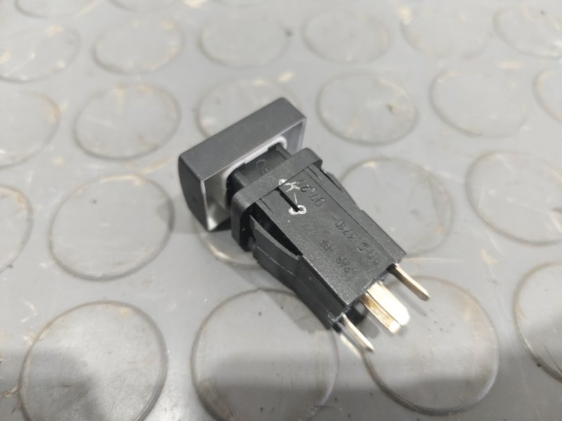 Кнопка обогрева сидений, 300 рублей, Красноярск