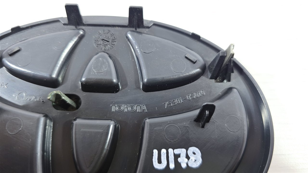 Эмблема решетки радиатора, 2500 рублей, Лосино-Петровский