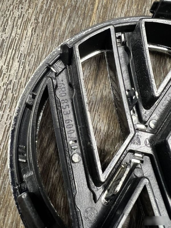 Эмблема решетки радиатора, 1000 рублей, Красноярск