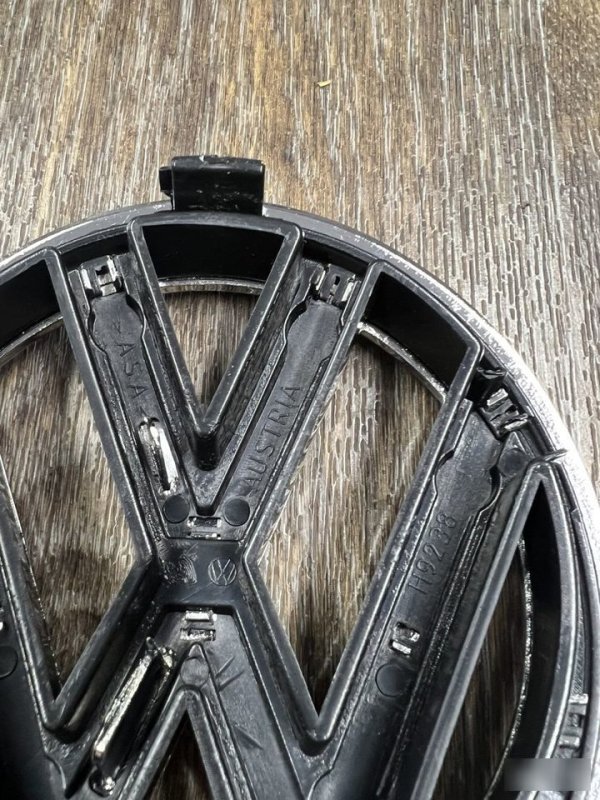 Эмблема решетки радиатора, 1000 рублей, Красноярск