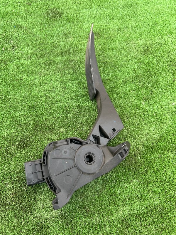 Педаль газа, 2000 рублей, Красноярск