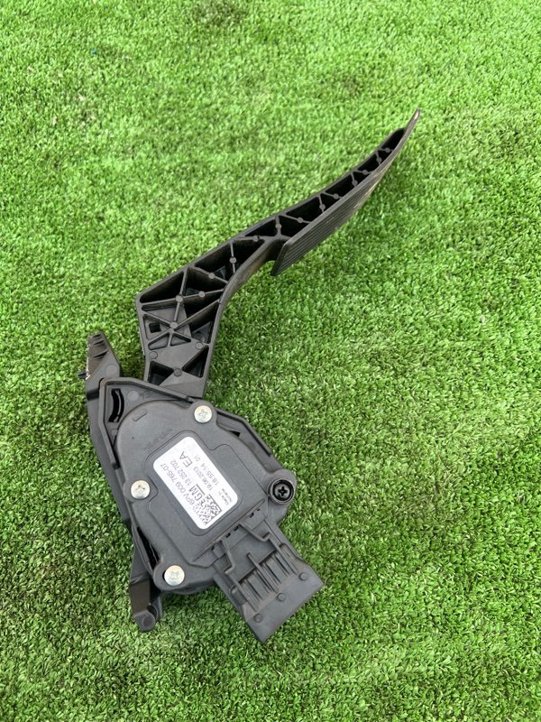 Педаль газа, 2000 рублей, Красноярск