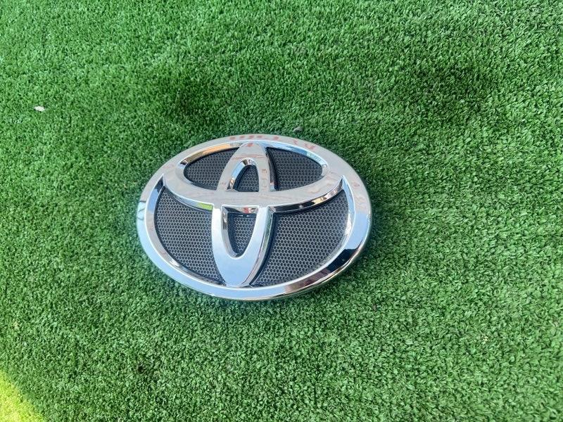 Эмблема решетки радиатора, 2000 рублей, Красноярск