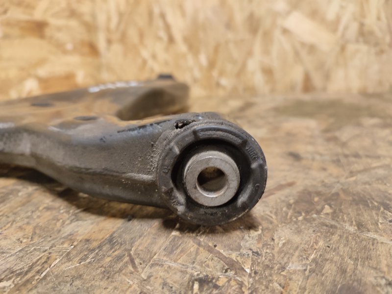 Рычаг нижний, 2000 рублей, Пешки