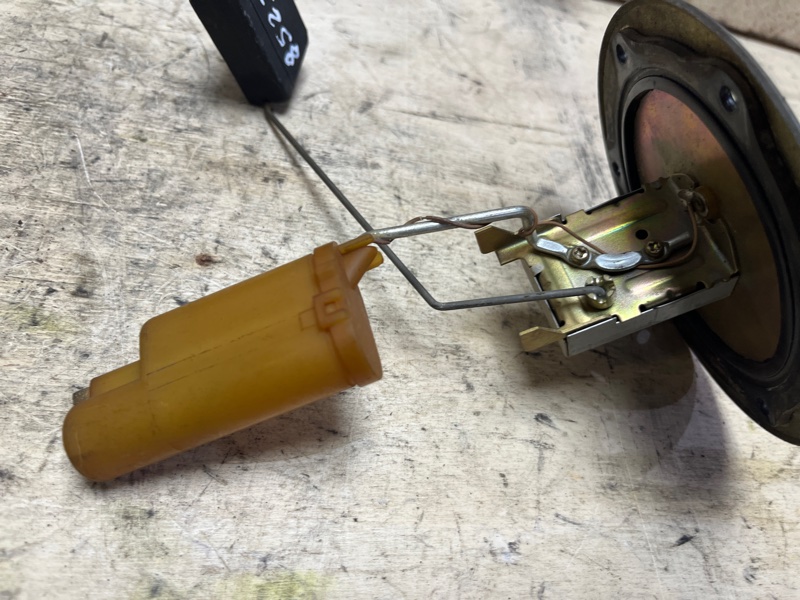 Датчик уровня топлива, 2000 рублей, Пешки