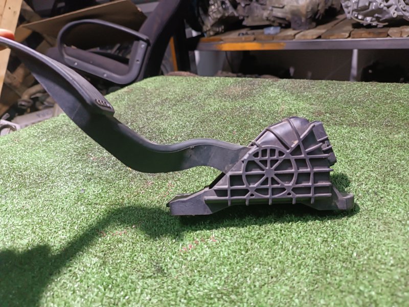 Педаль газа, 2000 рублей, Пешки