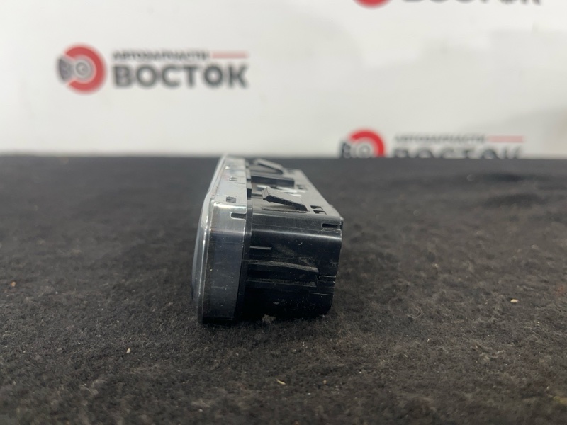 Кнопка, 2000 рублей, Пешки