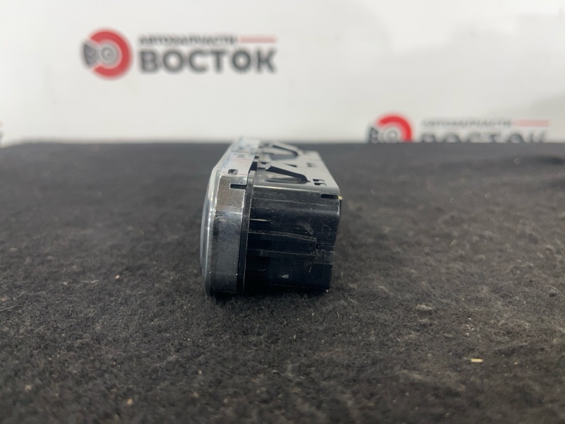 Кнопка, 2000 рублей, Пешки