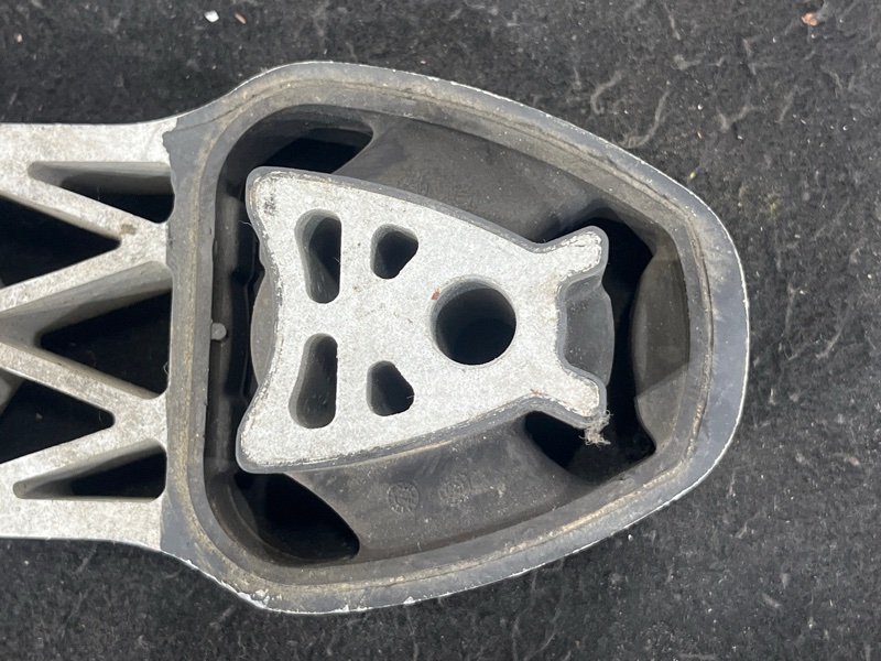 Подушка двигателя, 2000 рублей, Пешки