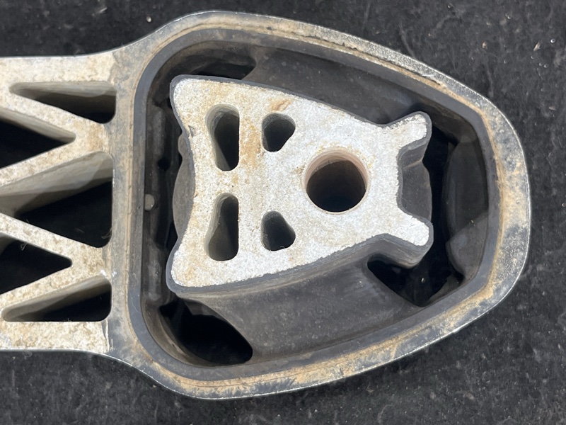 Подушка двигателя, 2000 рублей, Пешки