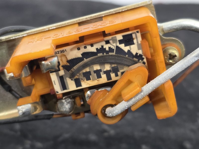 Датчик уровня топлива, 2000 рублей, Пешки