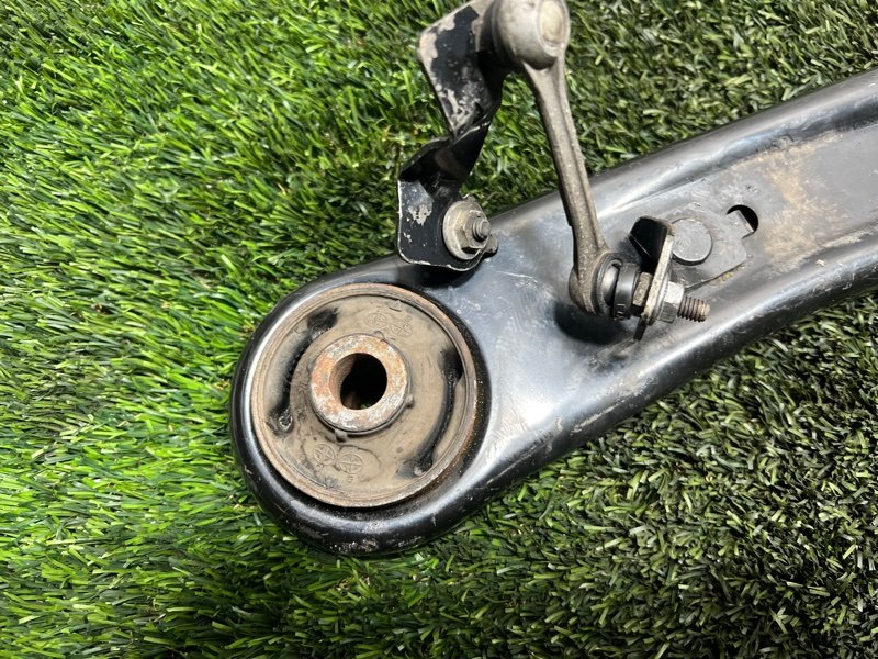 Рычаг нижний, 2000 рублей, Пешки