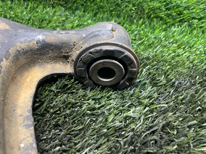 Рычаг нижний, 2000 рублей, Пешки