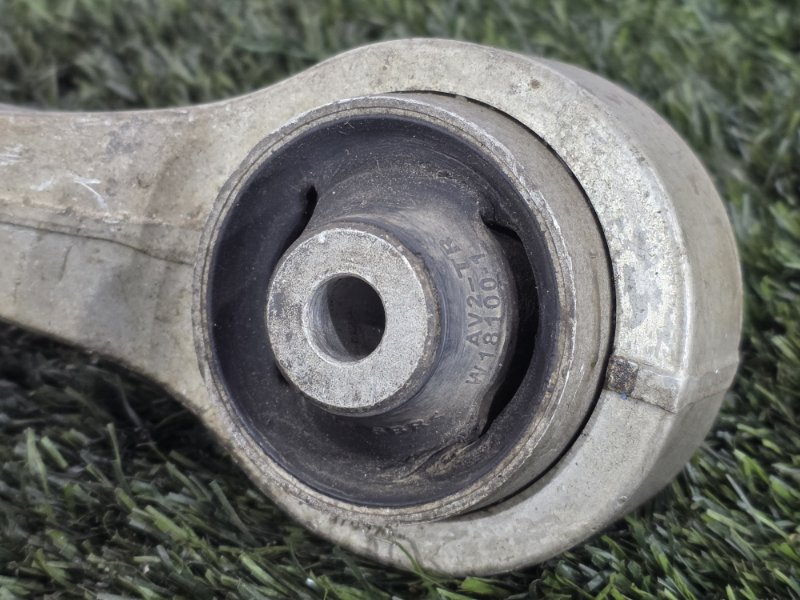 Рычаг нижний, 2000 рублей, Пешки