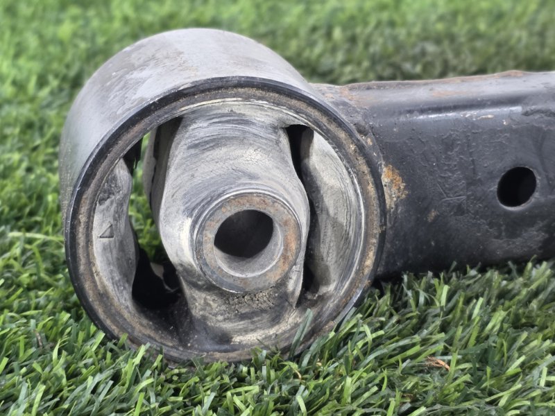 Рычаг нижний, 2000 рублей, Пешки