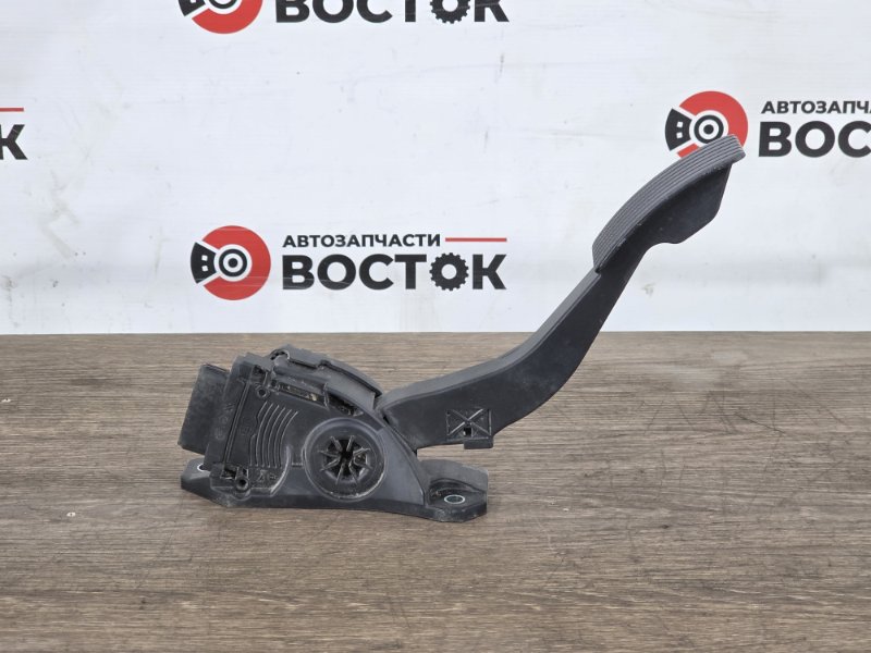 Педаль газа, 2000 рублей, Пешки