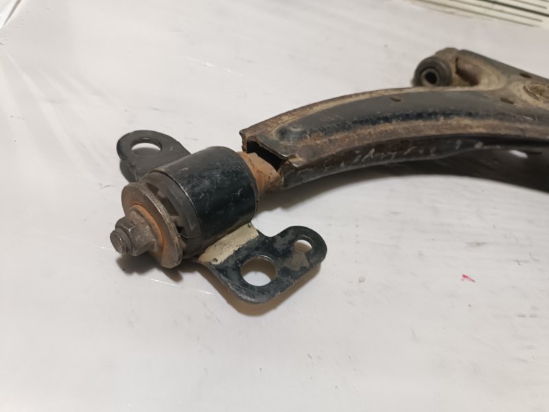 Рычаг нижний, 2000 рублей, Пешки