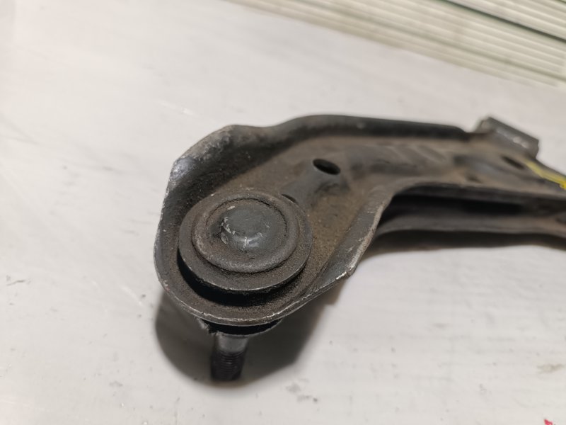 Рычаг нижний, 2000 рублей, Пешки