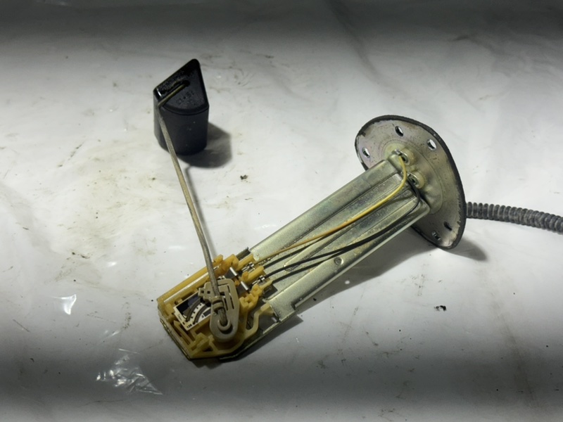 Датчик уровня топлива, 2000 рублей, Пешки