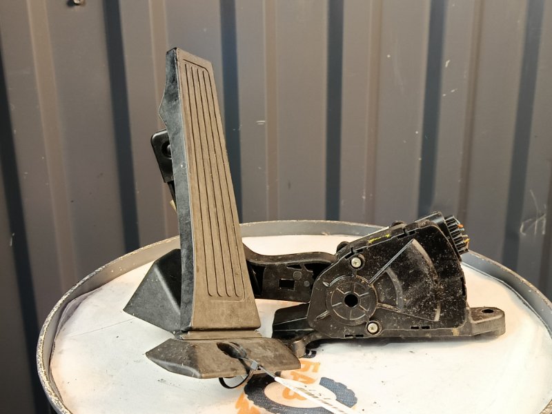 Педаль газа, 2000 рублей, Красноярск