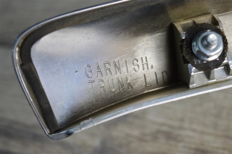 Накладка крышки багажника, 2000 рублей, Москва