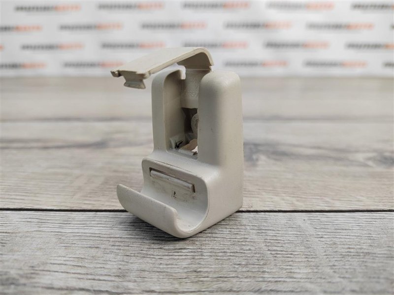 Кронштейн солнцезащитного козырька, 500 рублей, Москва