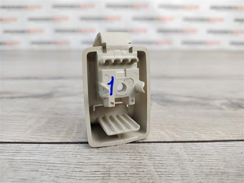 Кронштейн солнцезащитного козырька, 500 рублей, Москва