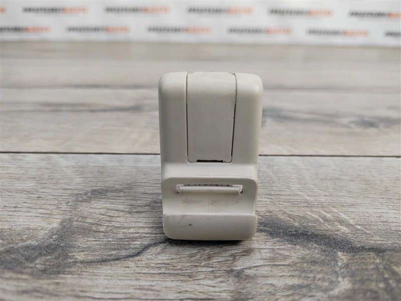 Кронштейн солнцезащитного козырька, 500 рублей, Москва