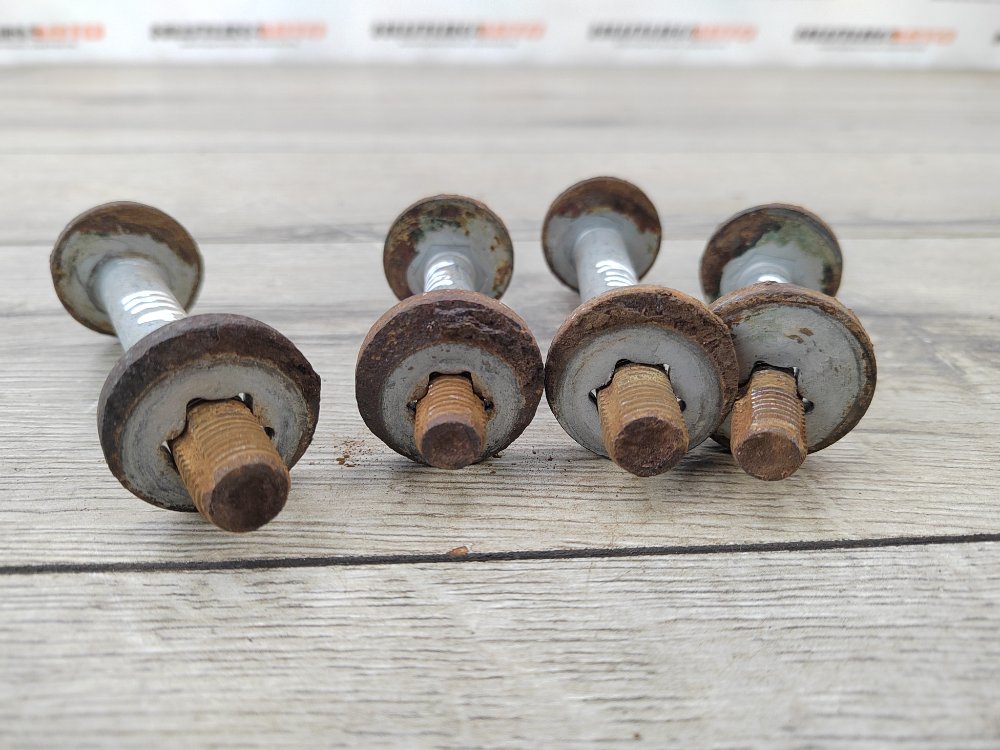 Болт развальный, 2000 рублей, Москва