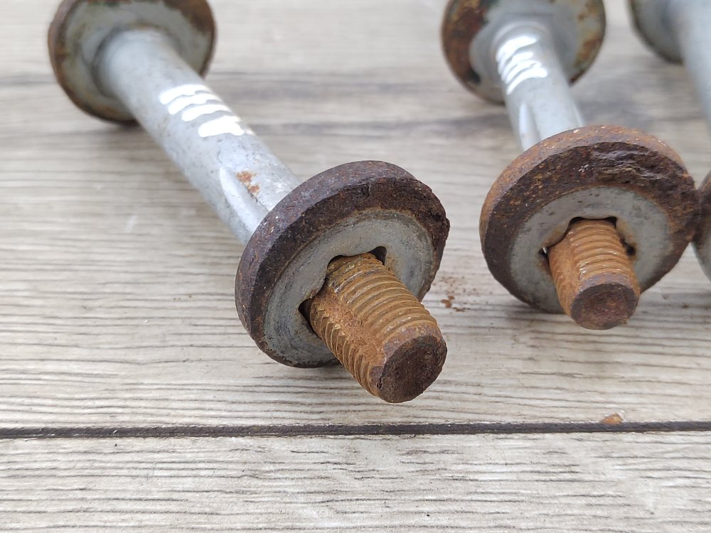 Болт развальный, 2000 рублей, Москва