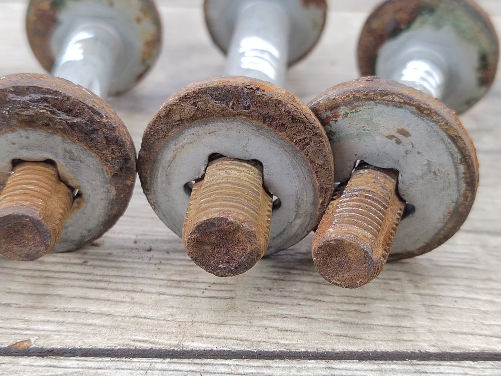 Болт развальный, 2000 рублей, Москва