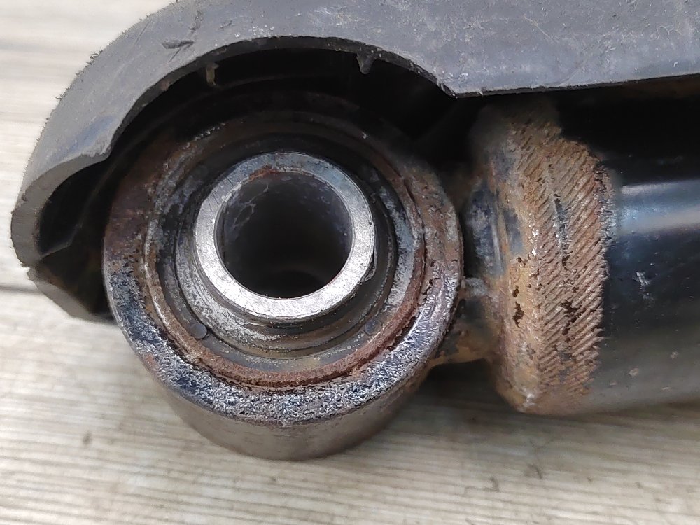 Амортизатор, 2000 рублей, Москва