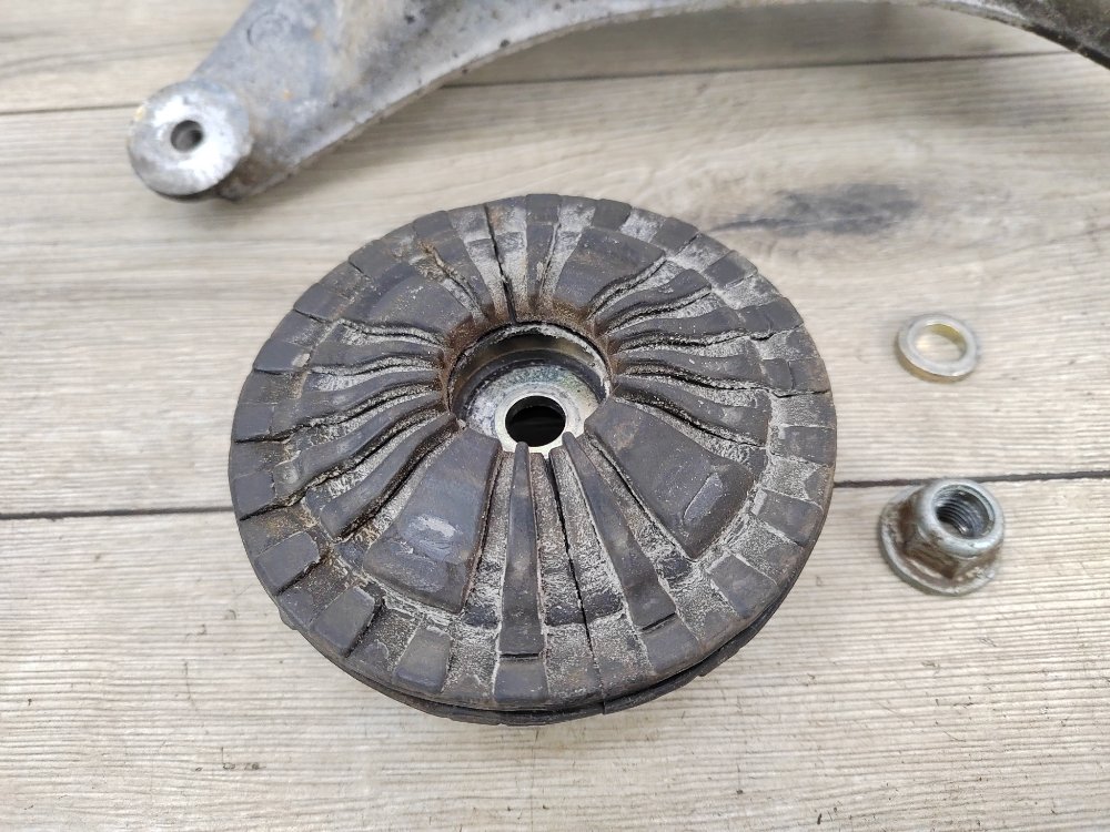 Опорный кронштейн амортизатора, 1300 рублей, Москва