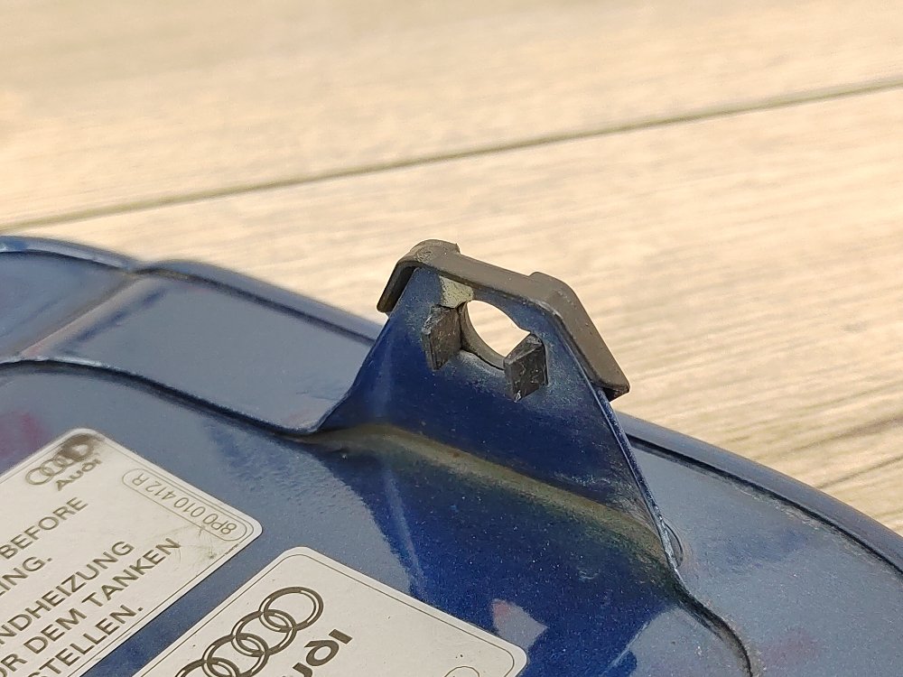 Лючок топливного бака, 500 рублей, Москва