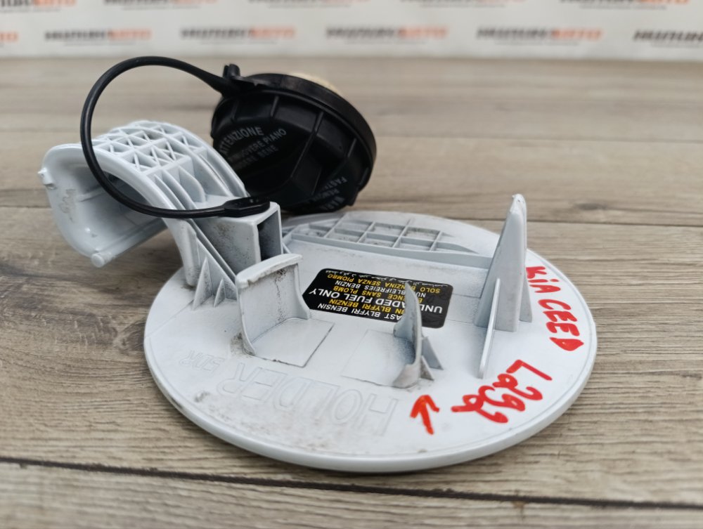 Лючок топливного бака, 500 рублей, Москва