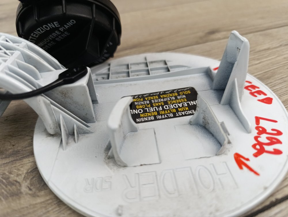 Лючок топливного бака, 500 рублей, Москва