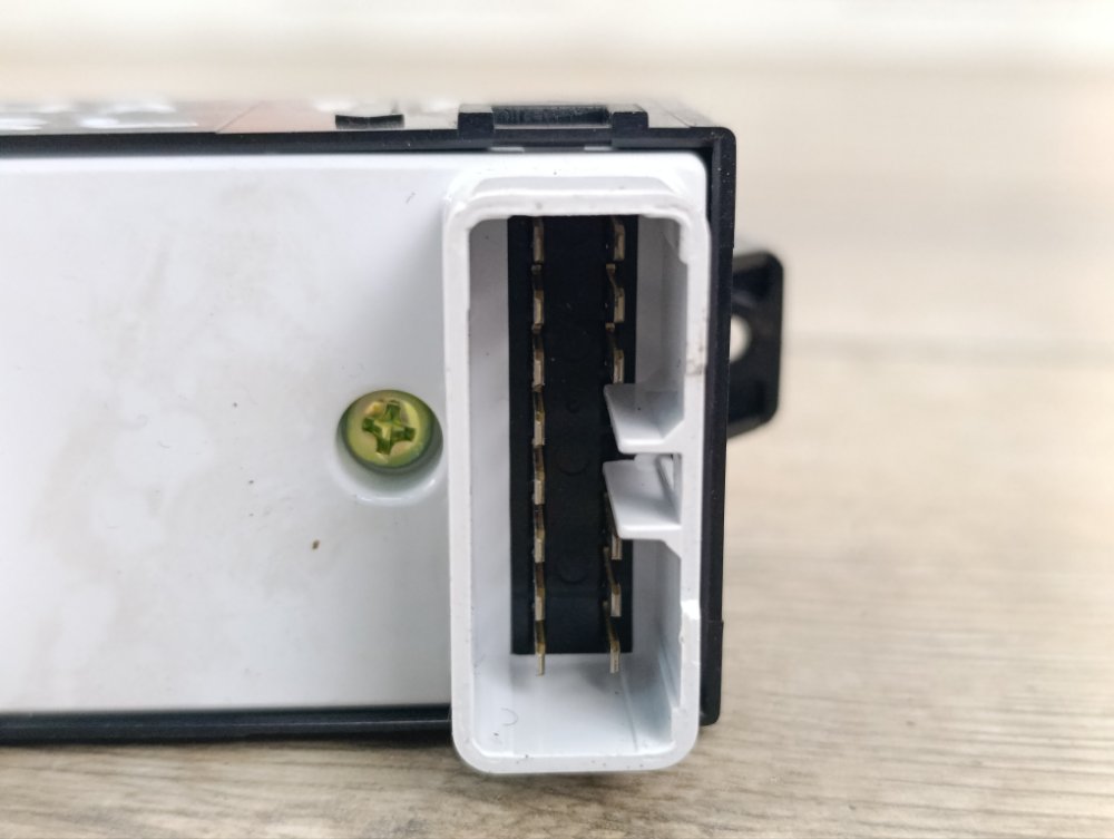 Кнопка стеклоподъемника, 1000 рублей, Москва