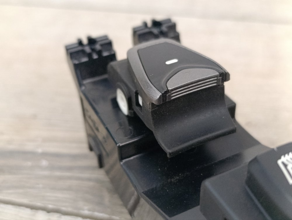 Кнопка стеклоподъемника, 1000 рублей, Москва