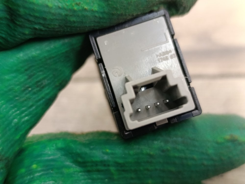 Кнопка курсовой устойчивости, 500 рублей, Москва