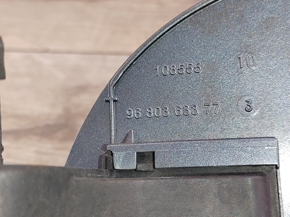 Лючок топливного бака, 500 рублей, Москва