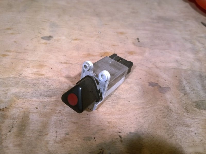 Кнопка аварийки, 1000 рублей, Калининград