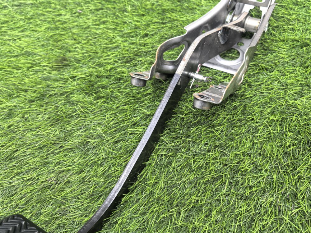 Педаль тормоза, 1000 рублей, Красноярск