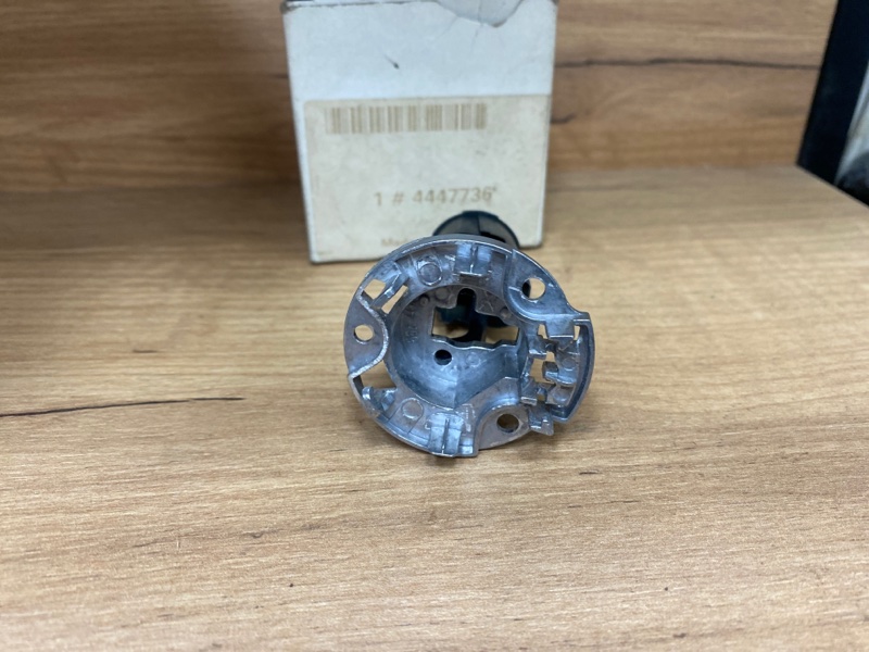 Цоколь лампы, 1000 рублей, Молоково