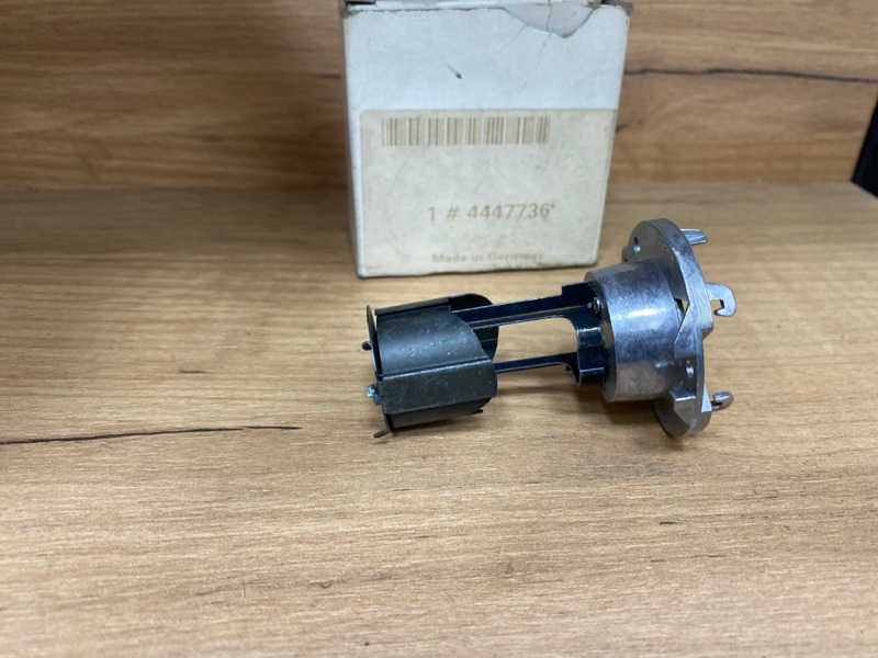 Цоколь лампы, 1000 рублей, Молоково