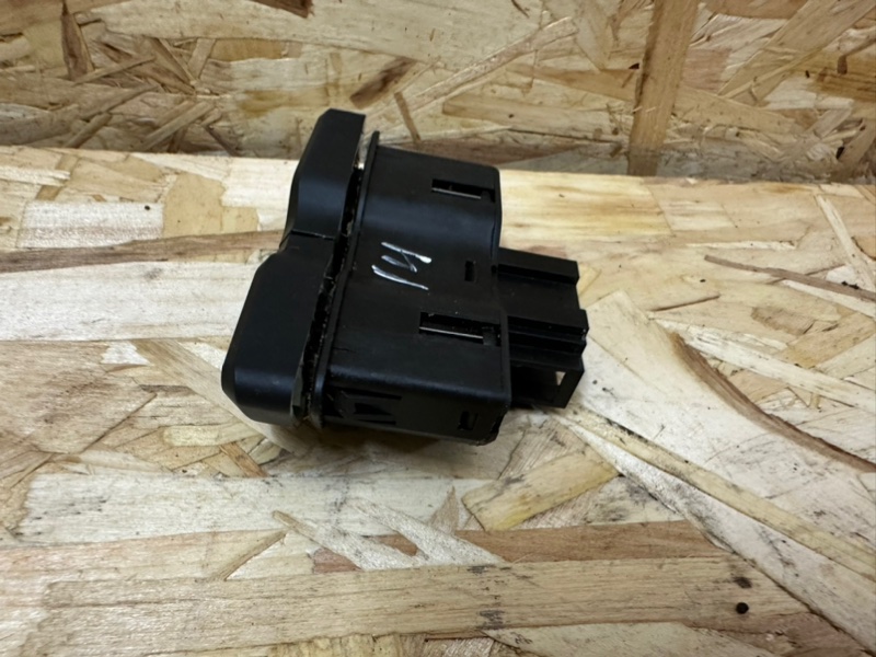 Кнопка обогрева сидений, 500 рублей, Москва